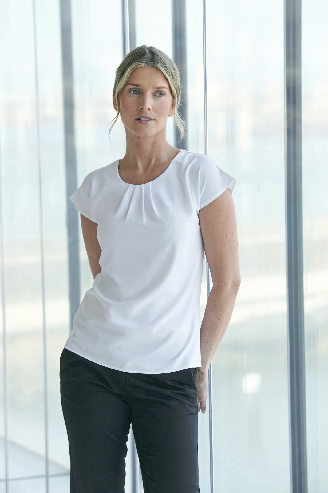 Henbury Ladies' Pleat Front Short Sleeve Blouse